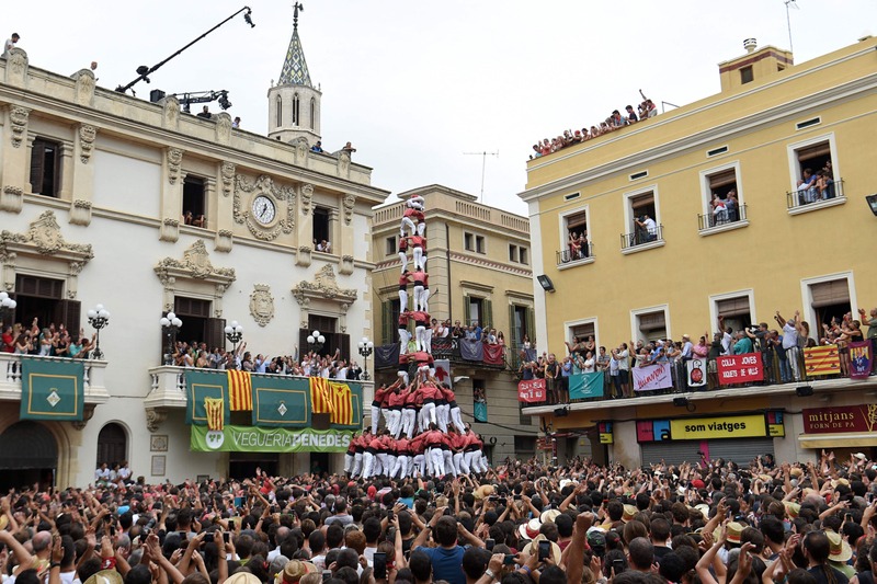 西班牙加泰罗尼亚民众叠人塔庆传统节日