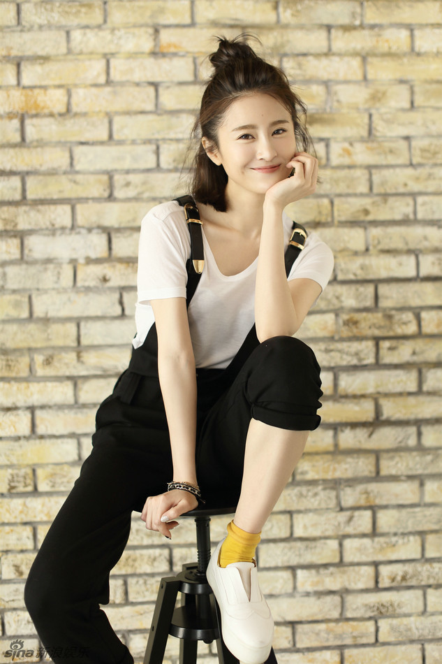 林伊婷拍摄运动风写真 马甲线实力抢镜