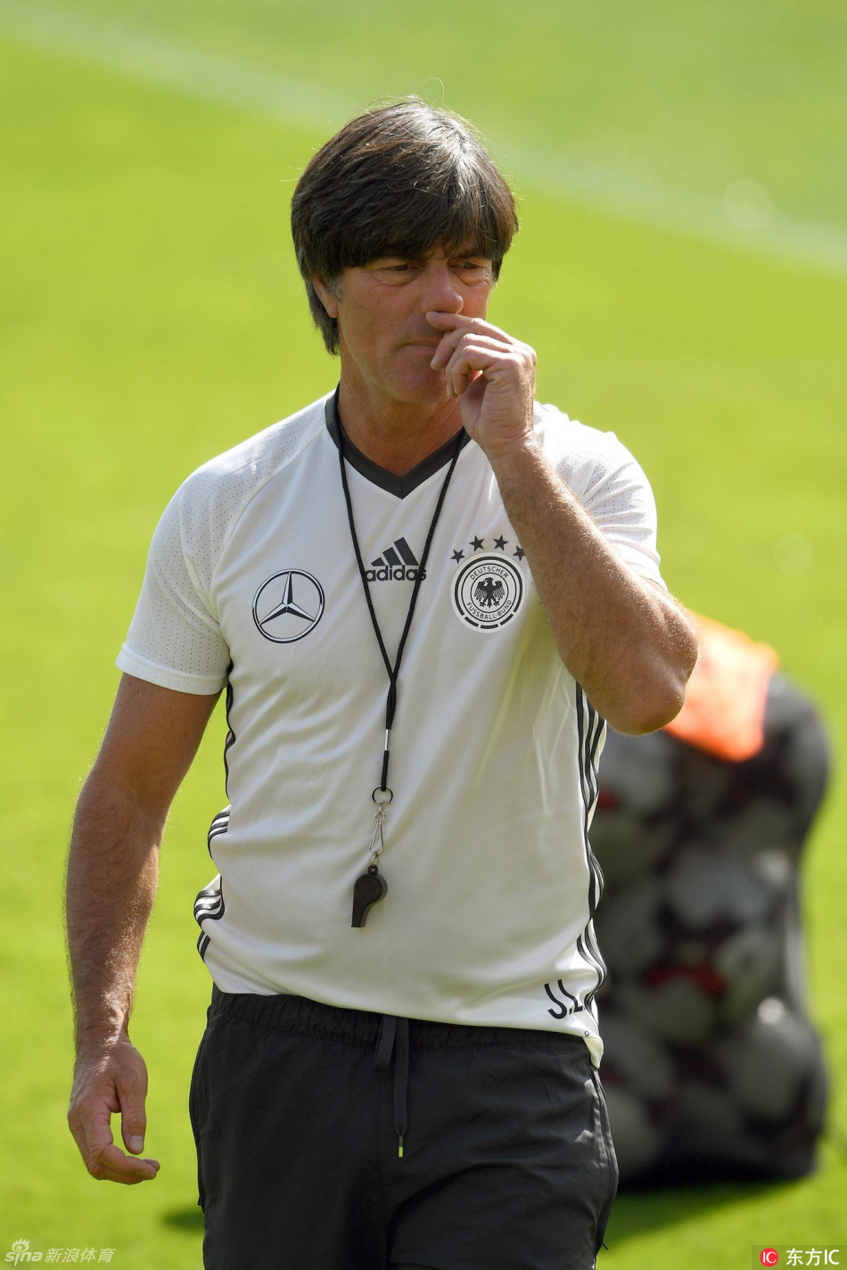 德国队备战世预赛勒夫又抠鼻_高清图集_新浪网
