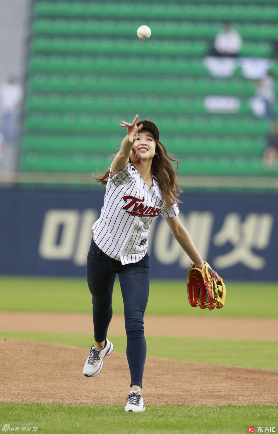 孙妍在为韩国棒球联赛开球