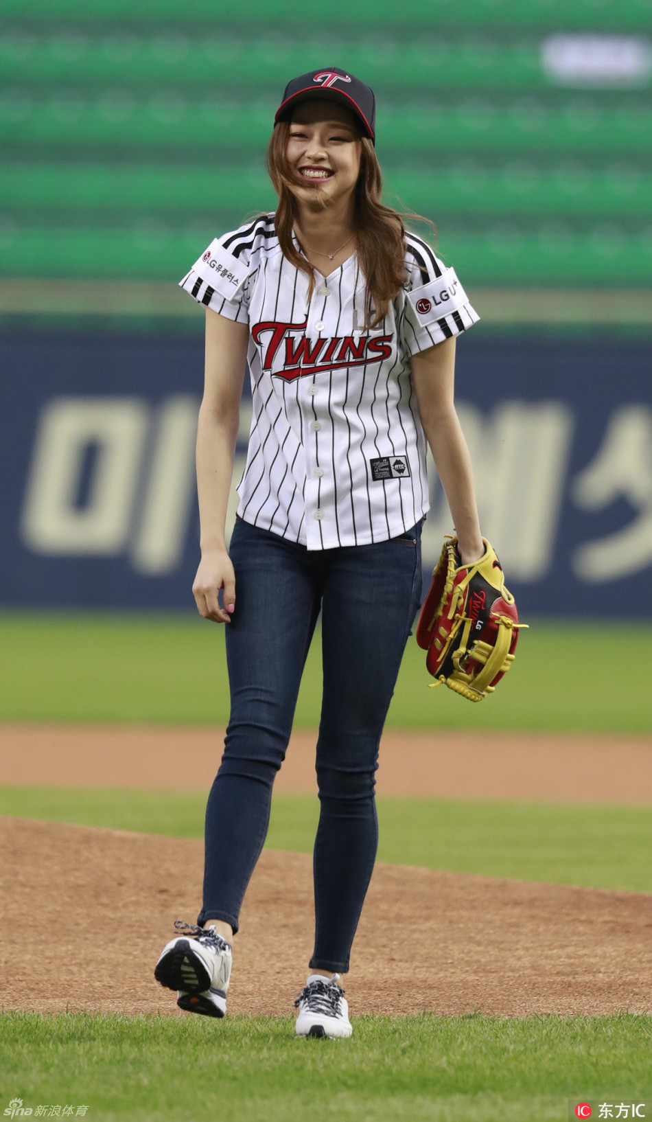 孙妍在为韩国棒球联赛开球_高清图集_新浪网