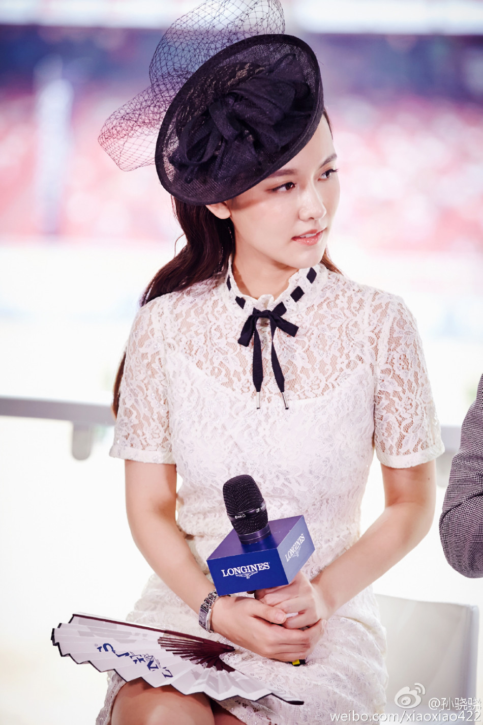 主持孙骁骁与马儿亲昵