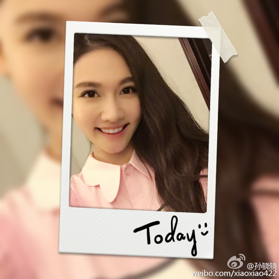 主持孙骁骁与马儿亲昵