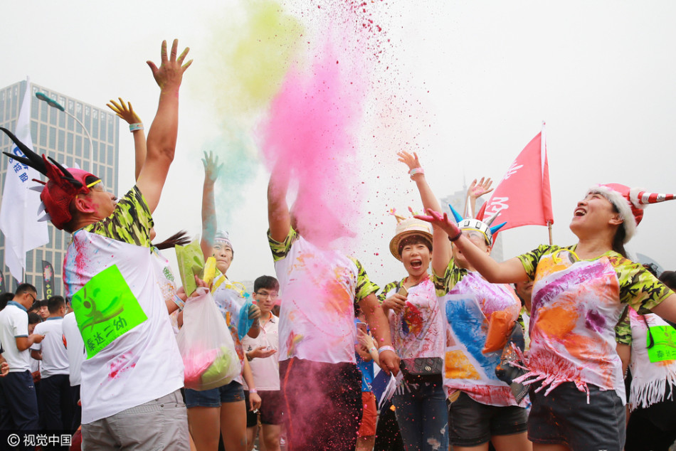 6000选手感受马拉松缤纷跑 彩色激情洋溢赛场_高清图集_新浪网