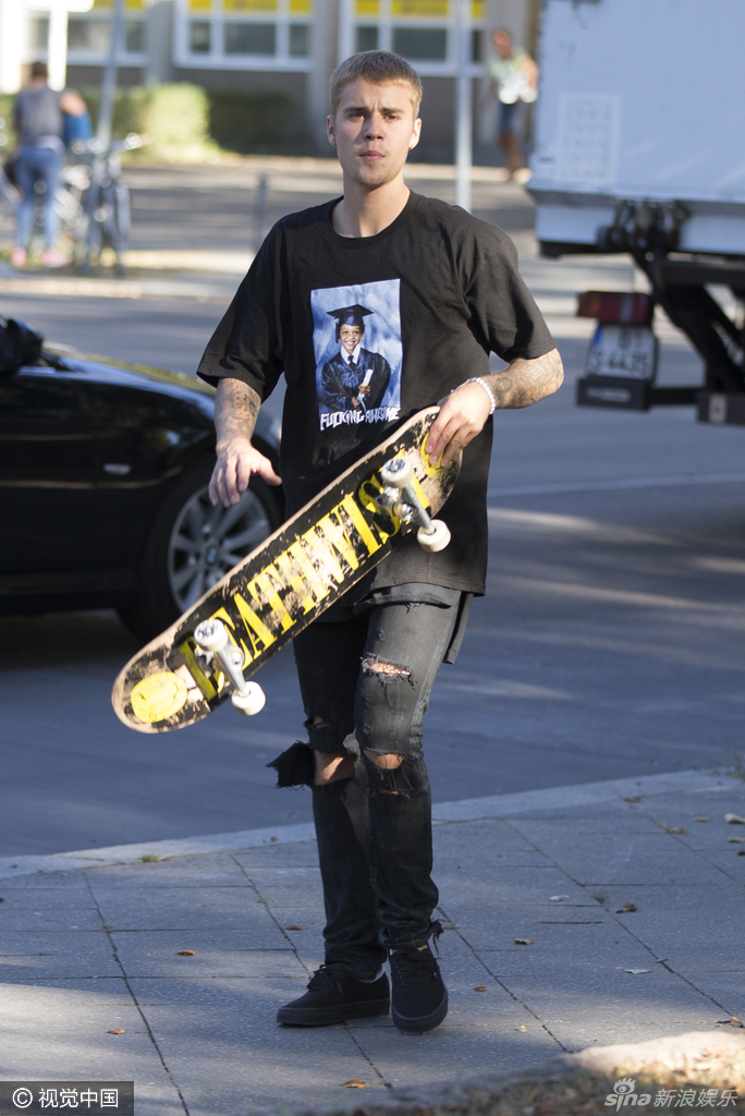 比伯玩滑板腾空炫技扮酷 黑衣运动装帅气