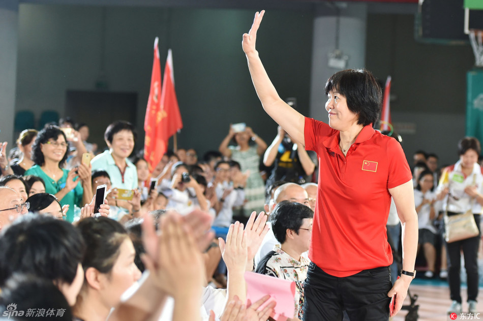 郎平携女排队员造访广雅中学