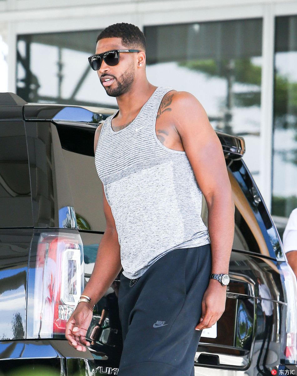 汤普森现身夜店抚摸卡戴珊大腿_高清图集_新浪网