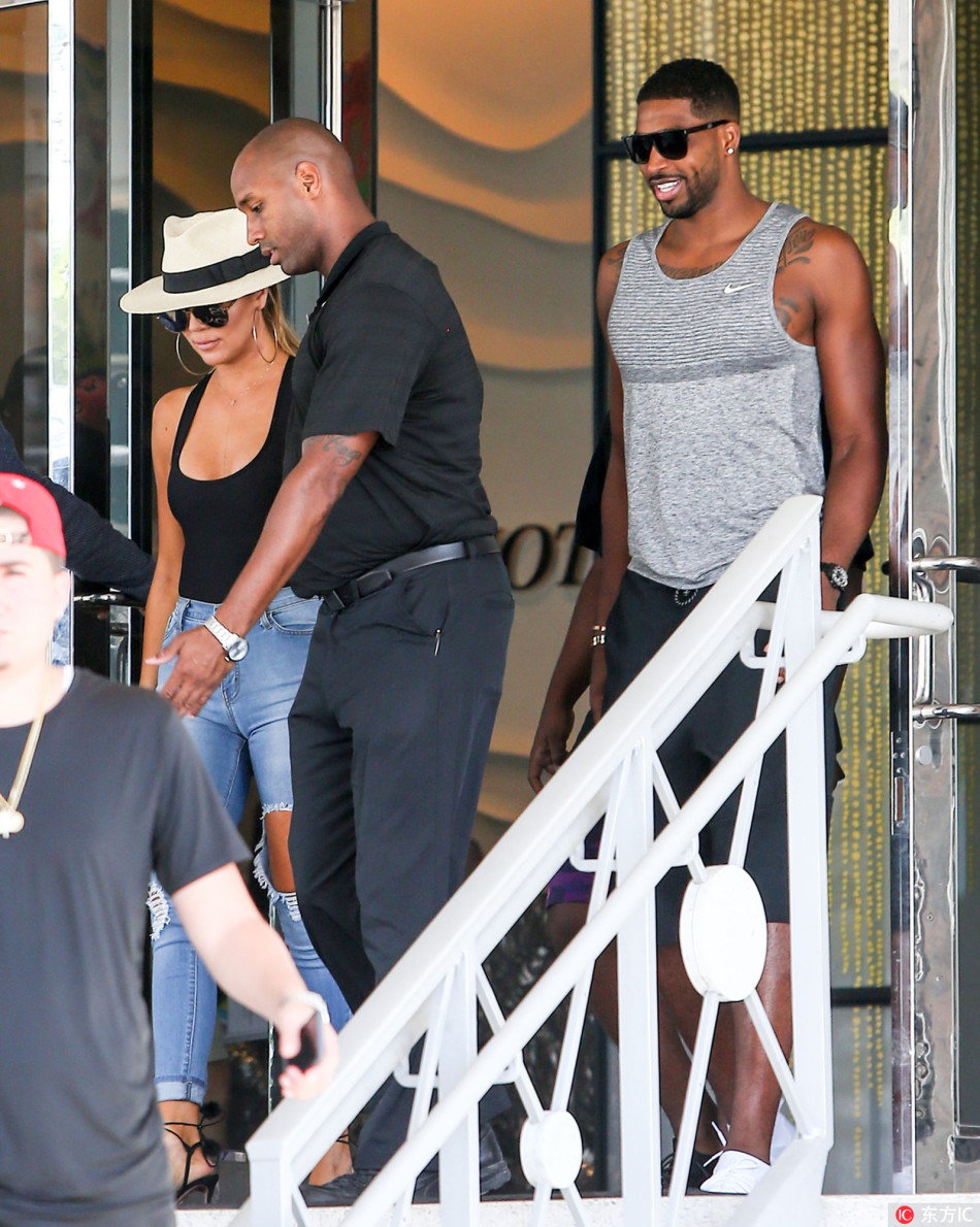 汤普森现身夜店抚摸卡戴珊大腿_高清图集_新浪网