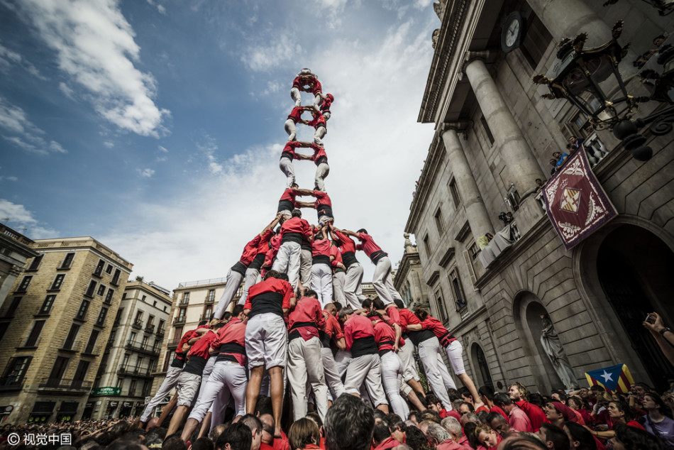 西班牙庆祝梅塞节 叠人塔险"散架"惊心动魄