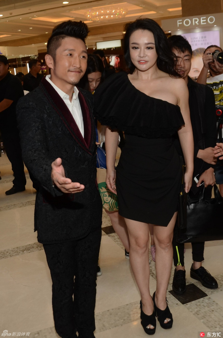 "拳王"邹市明携妻子冉莹颖现身商场活动_高清图集_新浪网