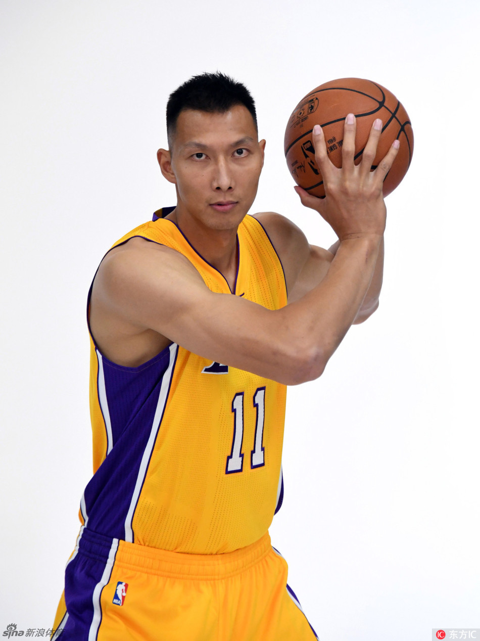 当地时间2016年9月26日,美国洛杉矶,16/17赛季nba媒体日,易建联拍摄