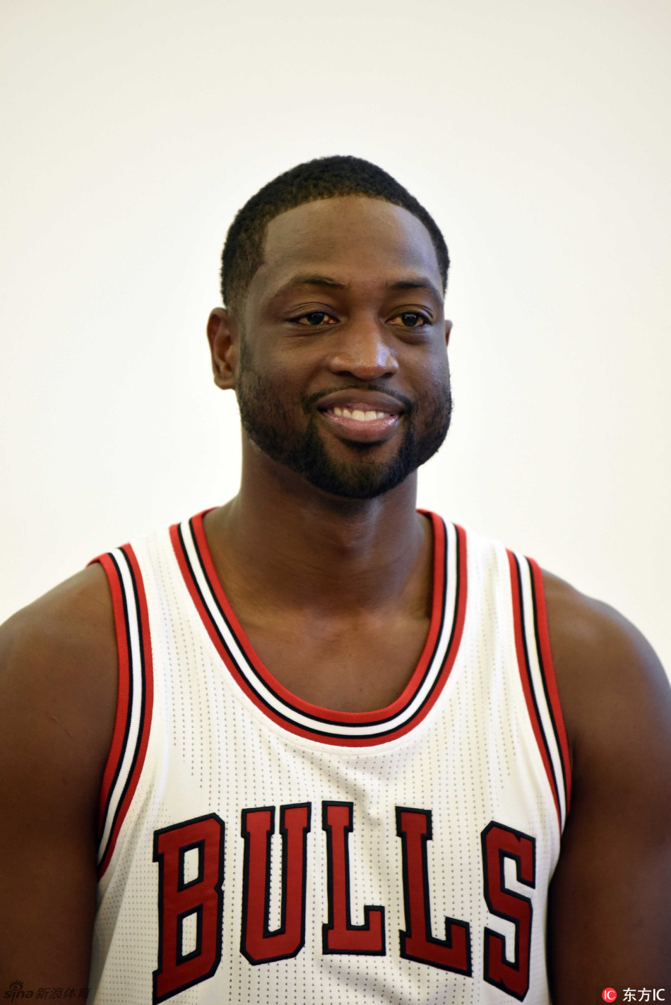 韦德亮相公牛媒体日拍写真_高清图集_新浪网