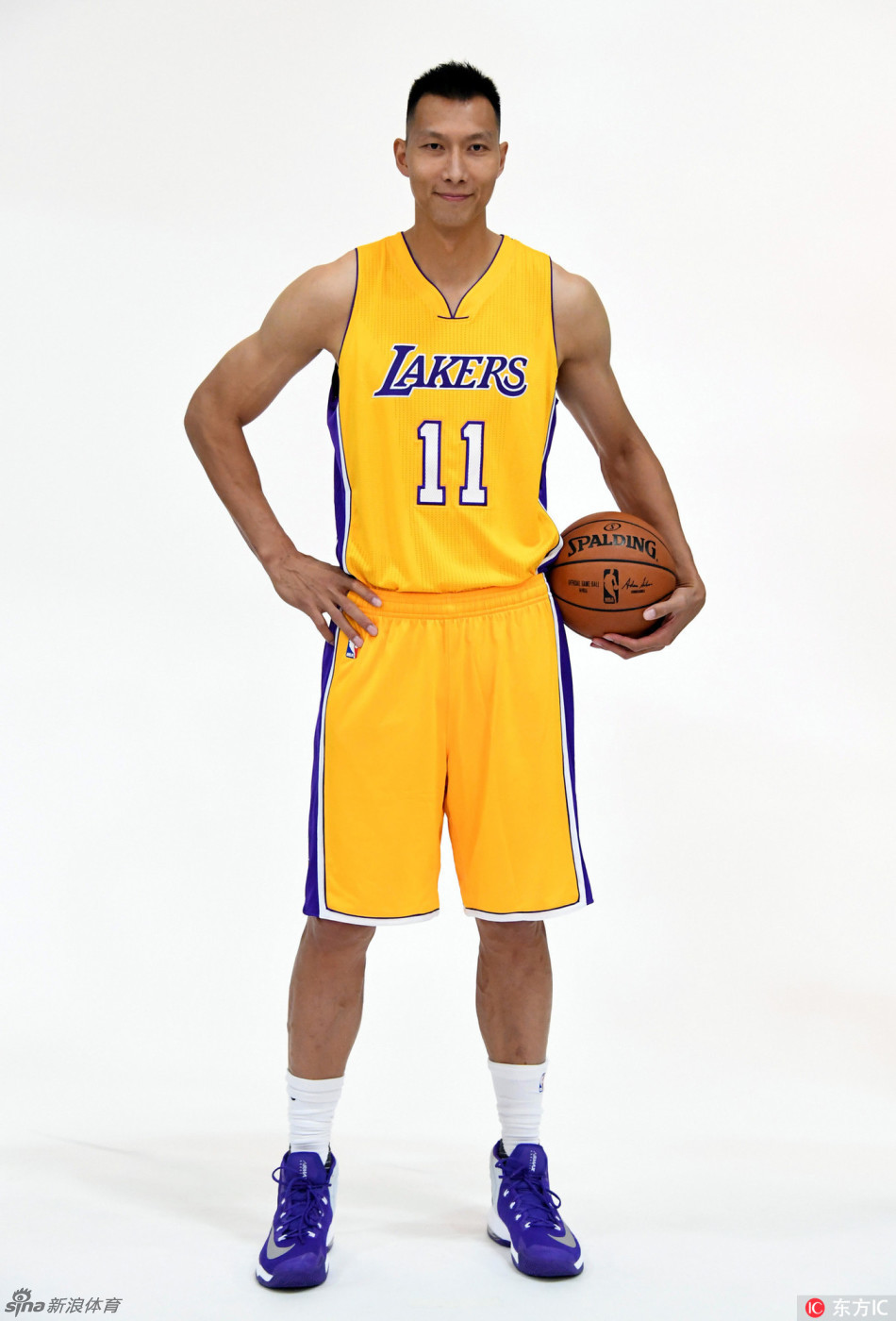 阿联穿湖人11号球衣拍写真照