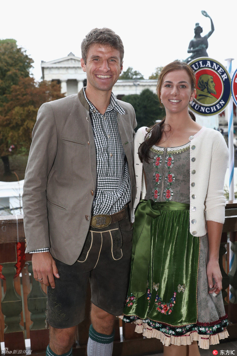穆勒携娇妻参加德国啤酒节