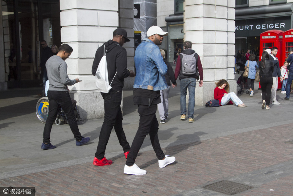 北京时间10月6日消息,近日有摄影师拍到奥运会9金得主博尔特现身街头