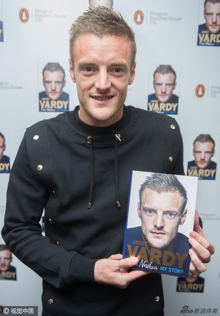 瓦尔迪自传签售会耐心为球迷签名_高清图集_新浪网