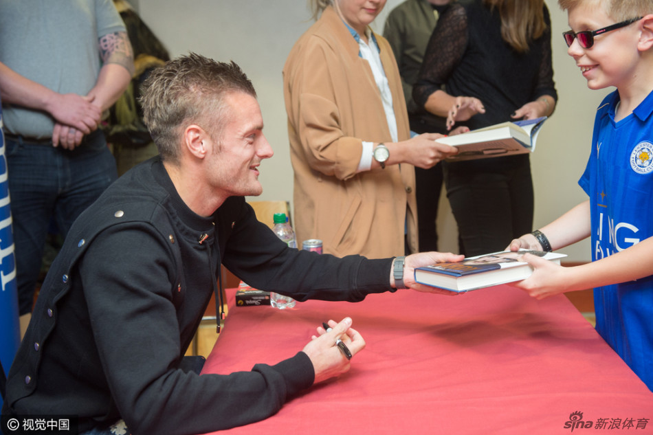 瓦尔迪自传签售会耐心为球迷签名_高清图集_新浪网