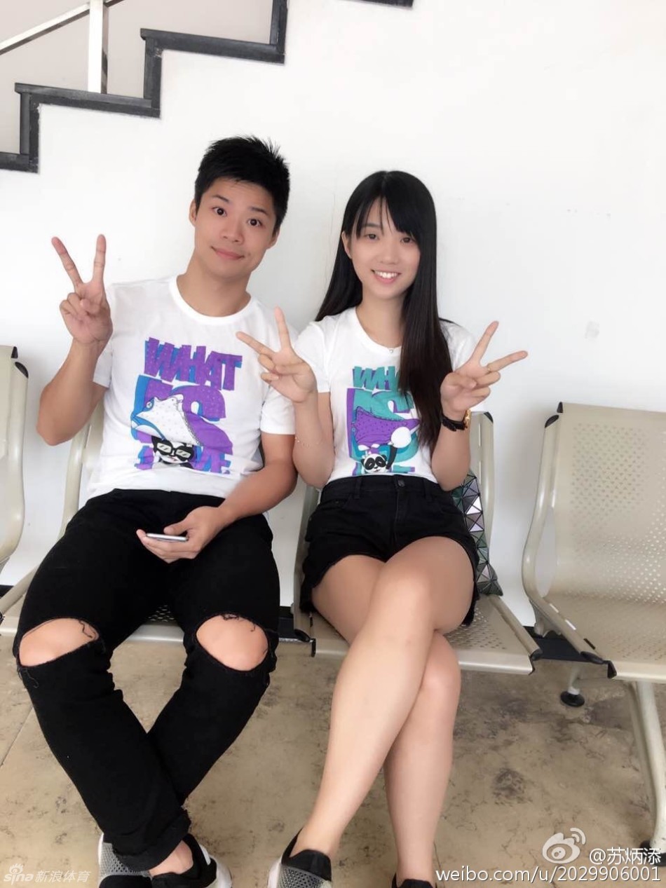 苏炳添同女友领证秀恩爱