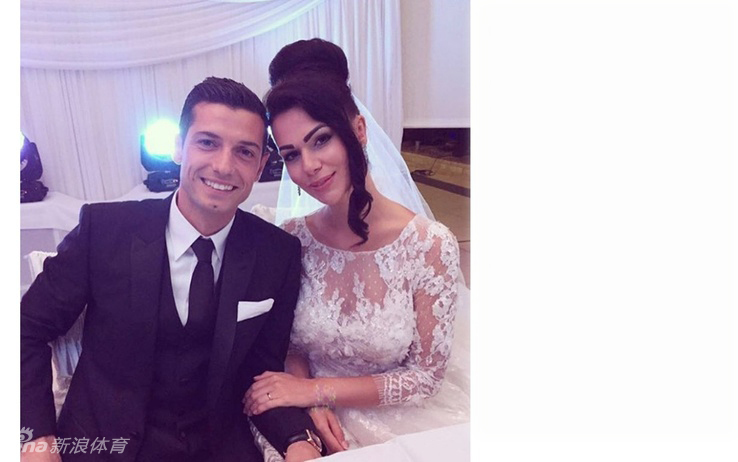 泽马伊利娇妻苏莱曼尼近日获封最性感女球迷,一组性感私照曝光,苏莱曼