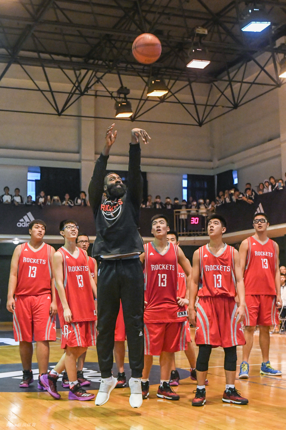 火箭球星詹姆斯-哈登现身北京四中,为球员带来了一堂篮球教学课