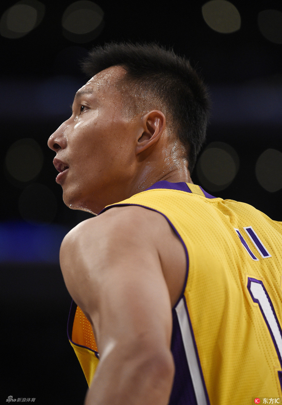 易建联在第四节关键时刻出战,打了13分15秒,得4分4个篮板,没有一次