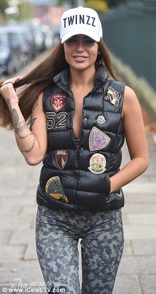 珍妮汤普森大胆着装上街跑步