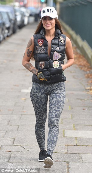 珍妮汤普森大胆着装上街跑步