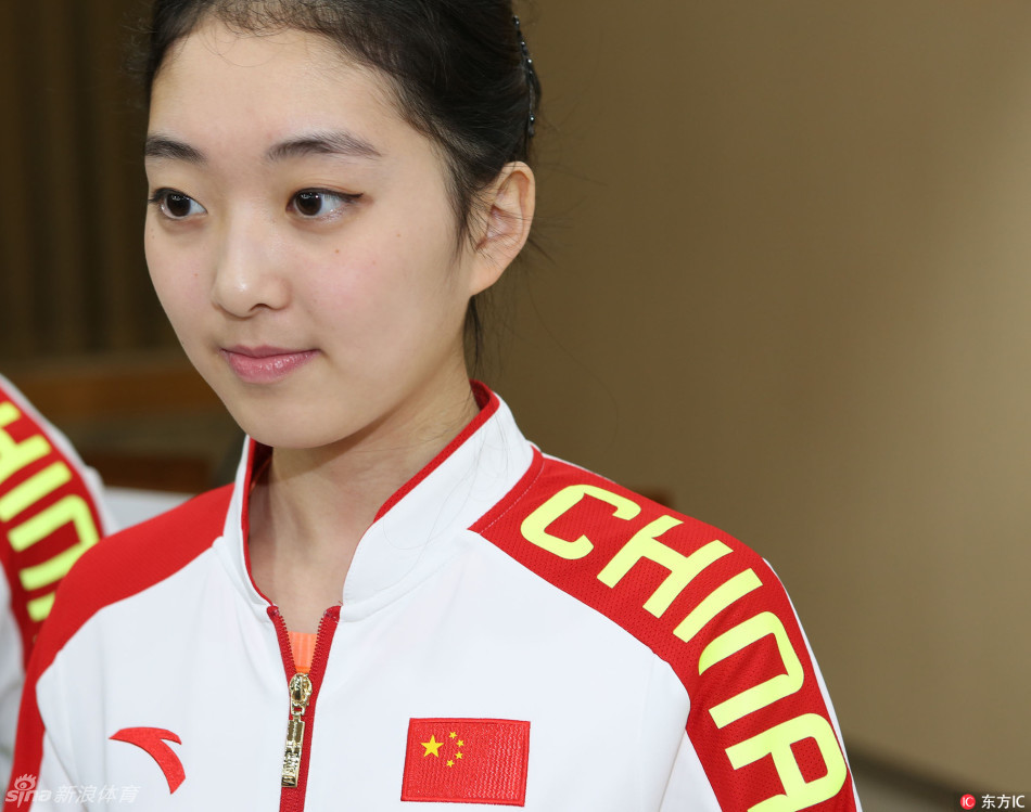 李子君出席发布会笑容甜美_高清图集_新浪网