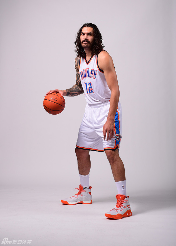 近日,雷霆队中锋史蒂文-亚当斯怀抱篮球拍摄了一组搞笑写真,长发飘飘
