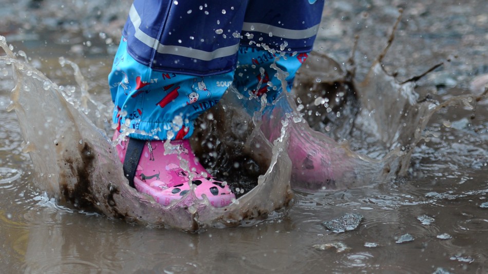 英国举行跳水坑锦标赛 萌娃泥潭high翻欢乐不断