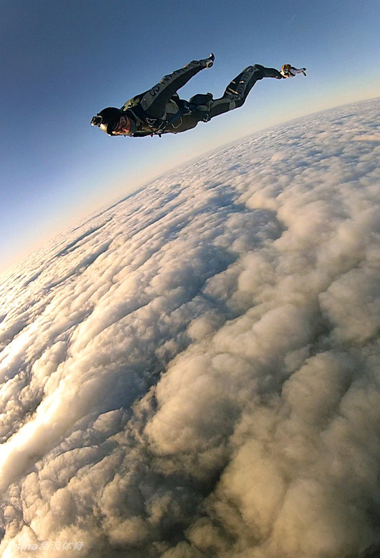 惊险刺激!俄男子体验数千米高空云层跳伞