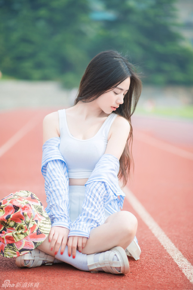 华师大校花操场秀酥胸获赞妩媚女神