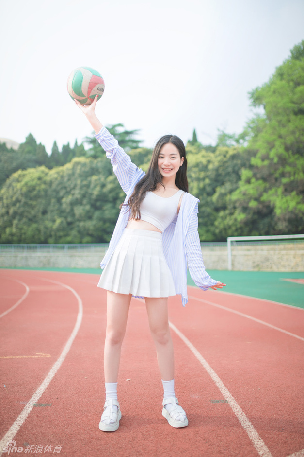 华师大校花操场秀酥胸获赞妩媚女神