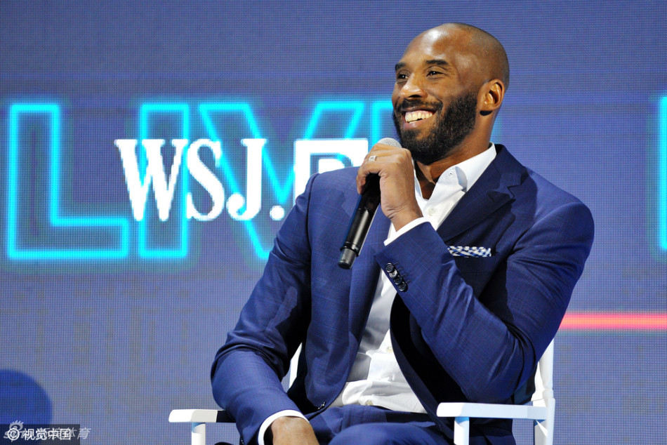 科比出席活动与超模玩自拍