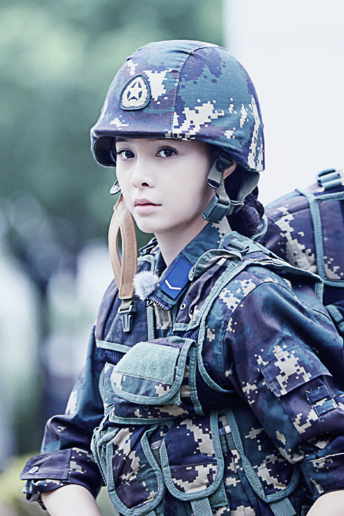 孙杨穿迷彩露憨厚笑容_高清图集_新浪网