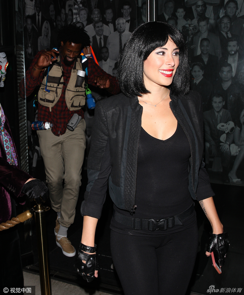 共进午餐过节,步出餐厅兴奋难耐魔性起舞 1   红军大将女友写真爆红