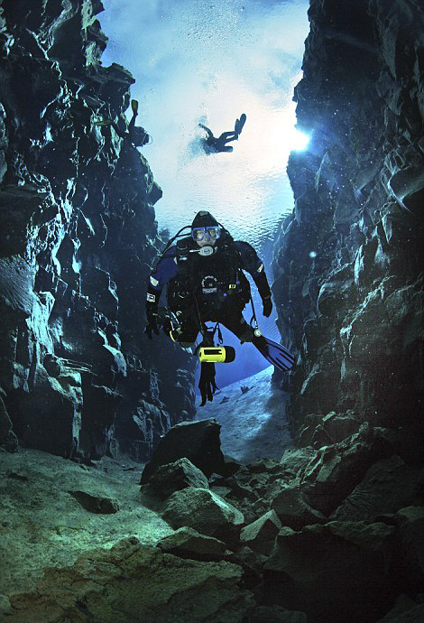 潜水员海底同时触摸亚欧和北美板块