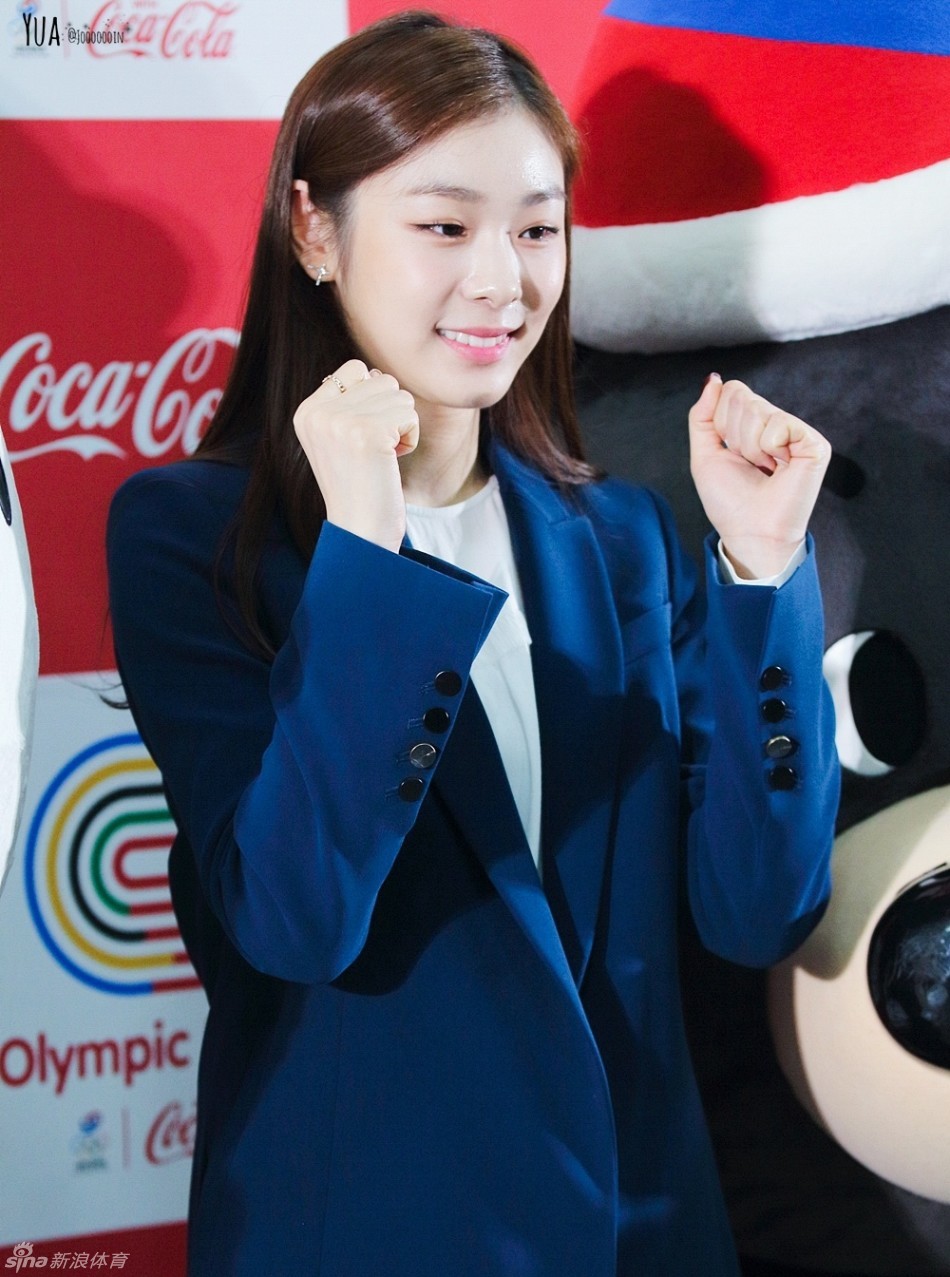 金妍儿西装照干练