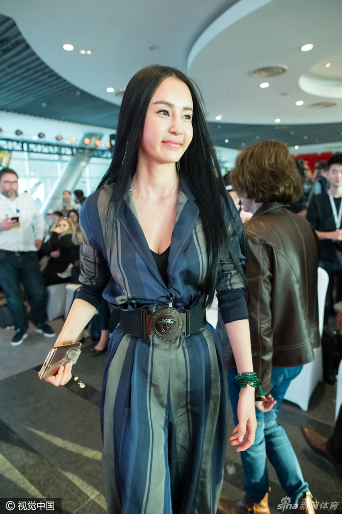 母其弥雅俯身秀乳沟"色诱"大哥_高清图集_新浪网