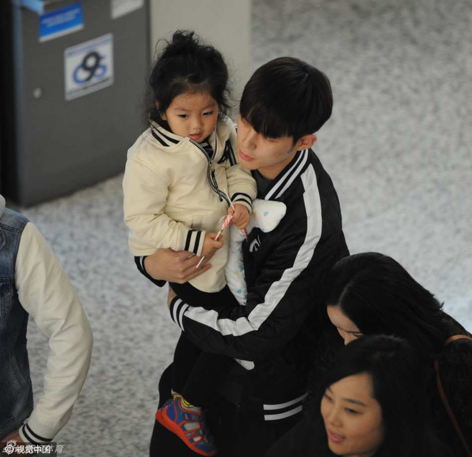 《爸爸去哪儿》的录制爆红,今日阿拉蕾在妈妈的陪同下抵达上海,一出