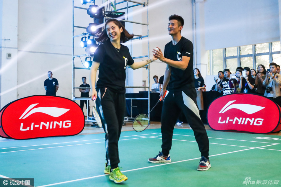 谌龙出席活动王适娴亲密拥抱_高清图集_新浪网