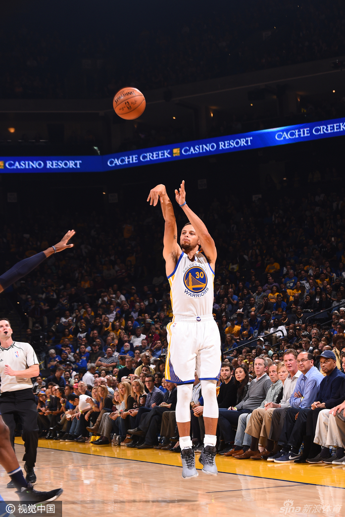 凯文-杜兰特拿下了28分10个篮板,斯蒂芬-库里三分球8投4中,得24分6次