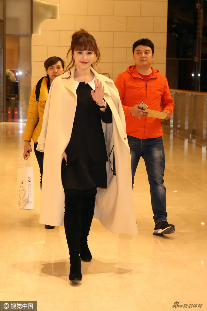 葛天出席活动甜笑挥手走出阴霾_高清图集_新浪网