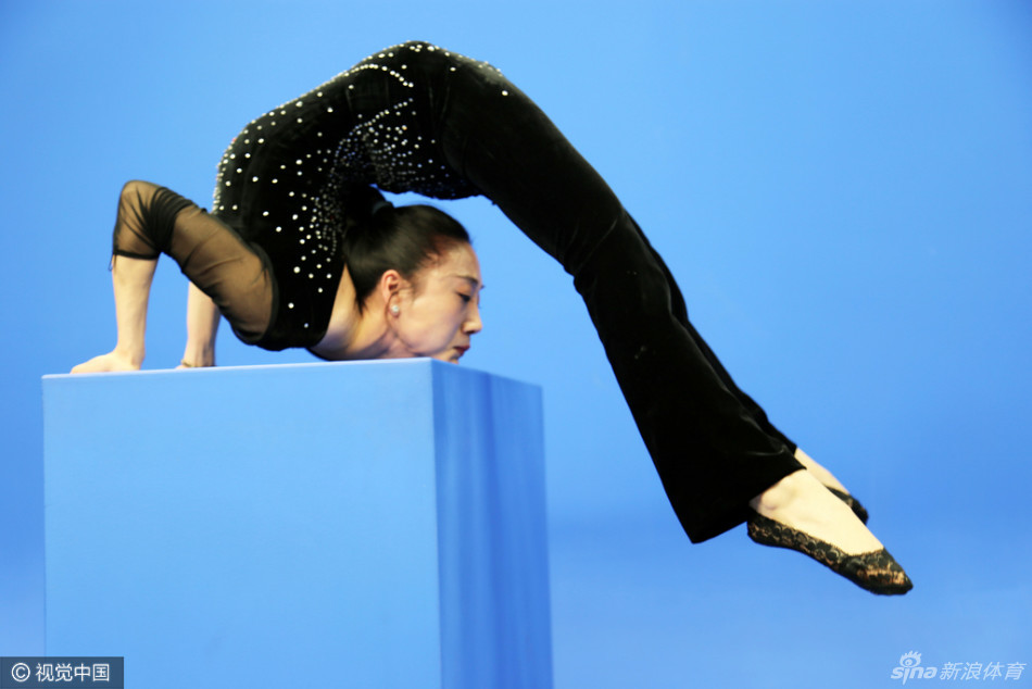 柔术女王展柔韧身段