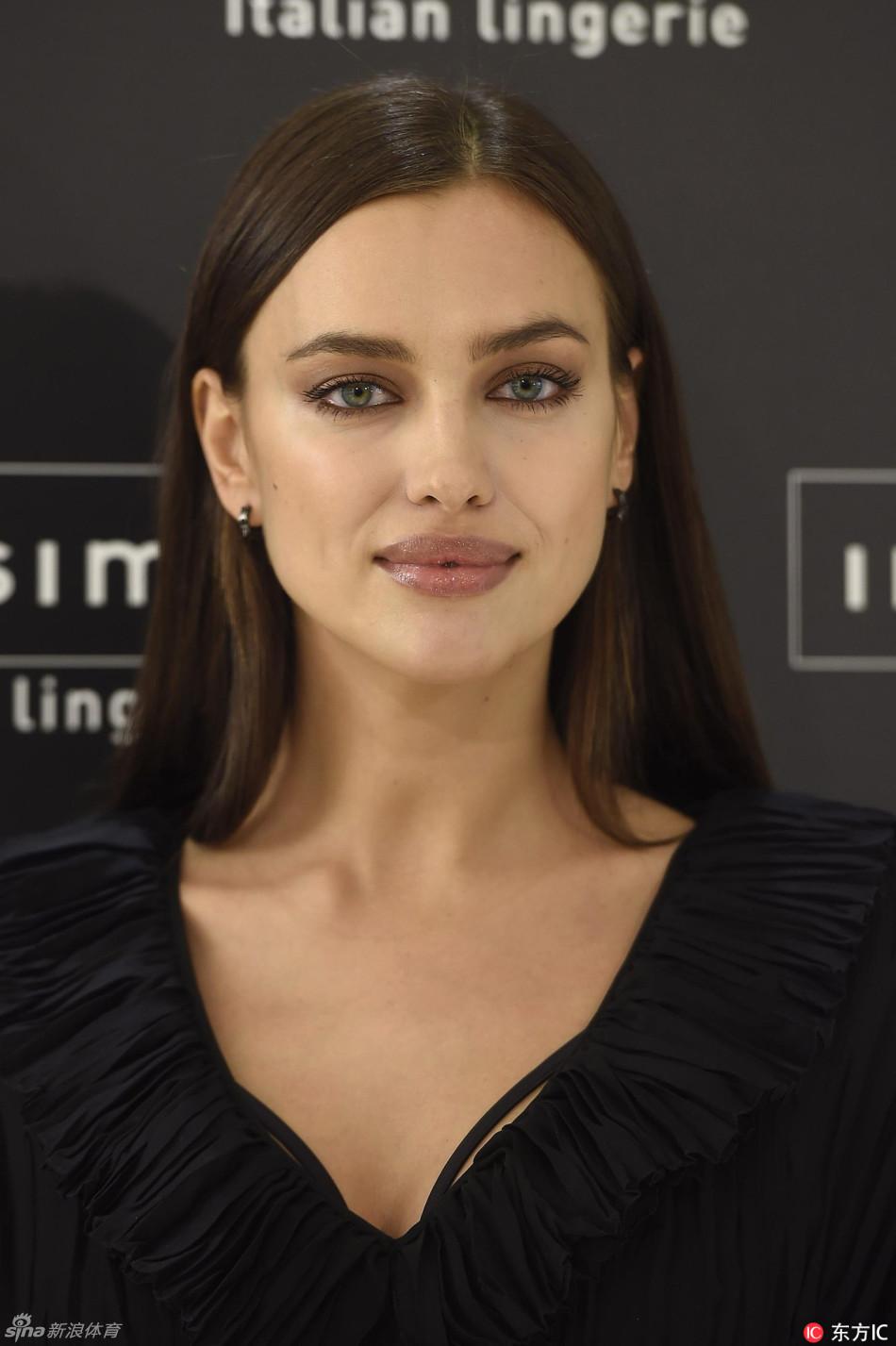 c罗前女友低胸连衣裙现身马德里_高清图集_新浪网