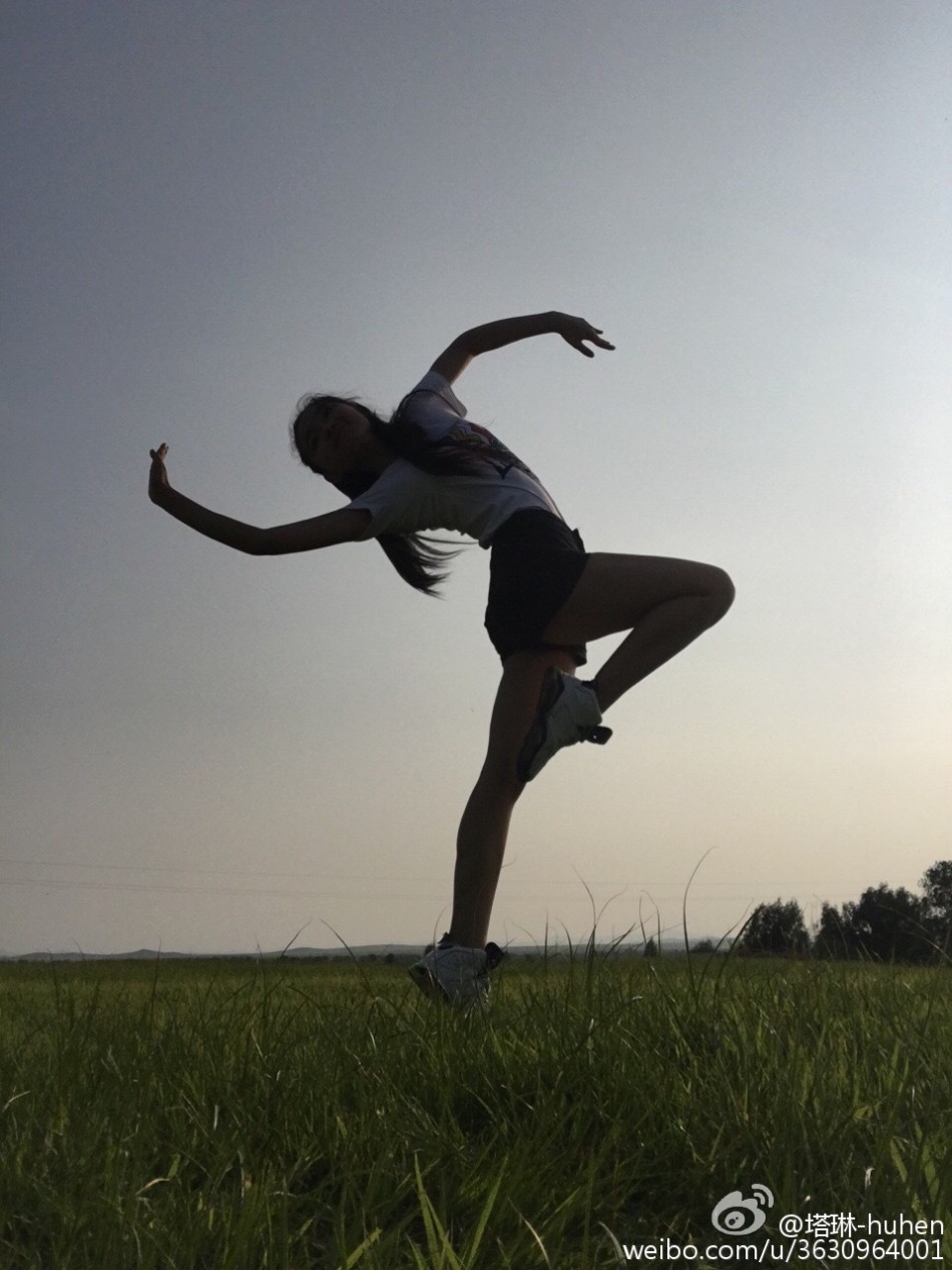 美丽草原姑娘空中一字马_高清图集_新浪网