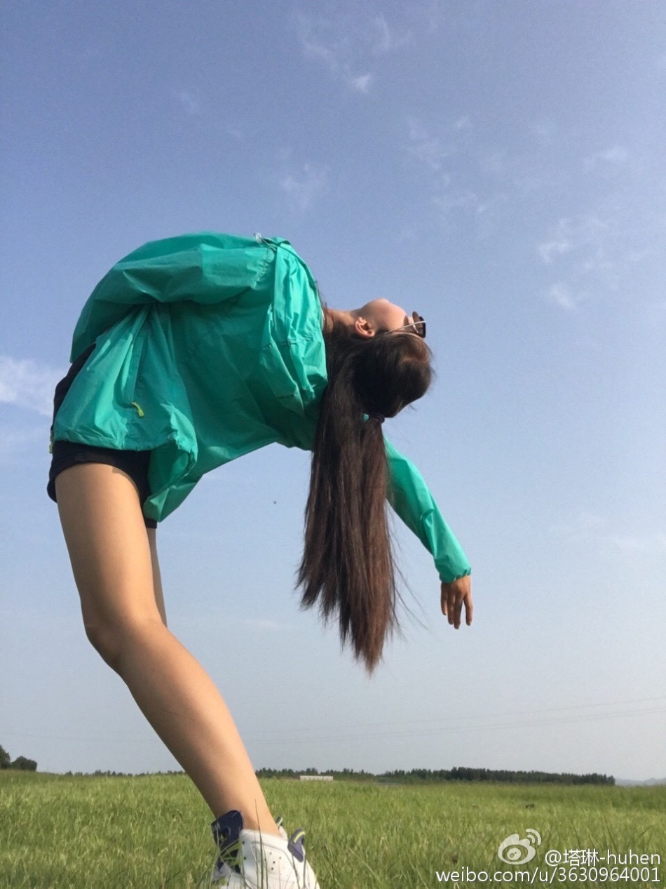 美丽草原姑娘空中一字马_高清图集_新浪网