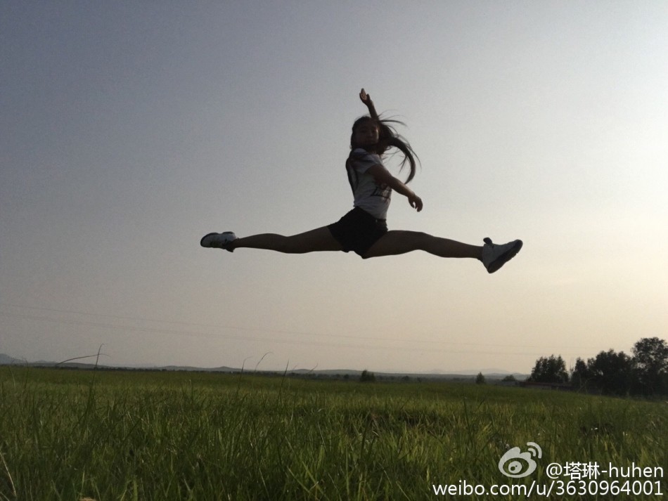 美丽草原姑娘空中一字马_高清图集_新浪网