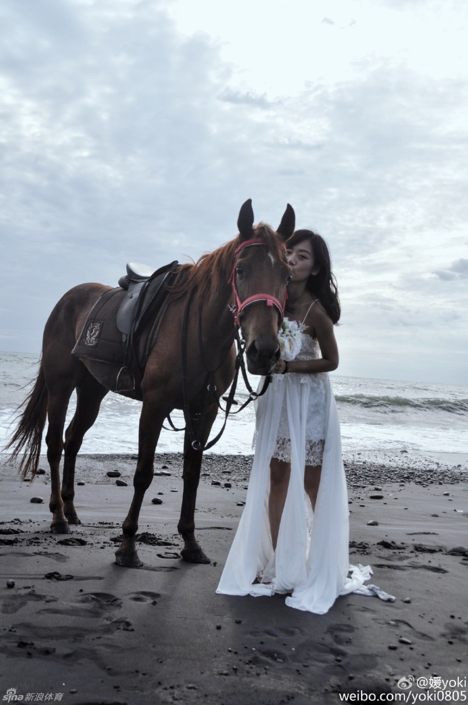 长发女神巴厘岛骑马美照_高清图集_新浪网