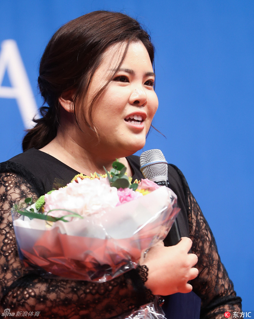 韩国高尔夫奥运表彰仪式 朴仁妃朴世莉晚装领奖